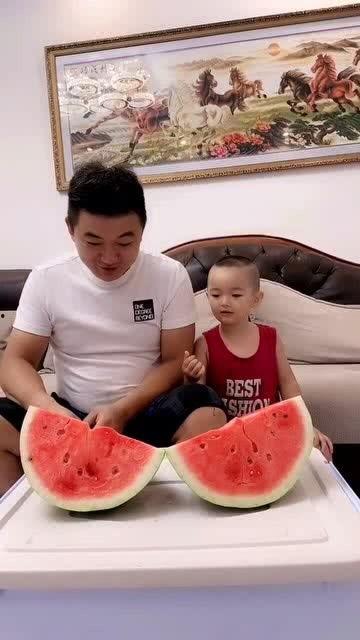 爸爸带孩子吃瓜,亲子时光温馨满满