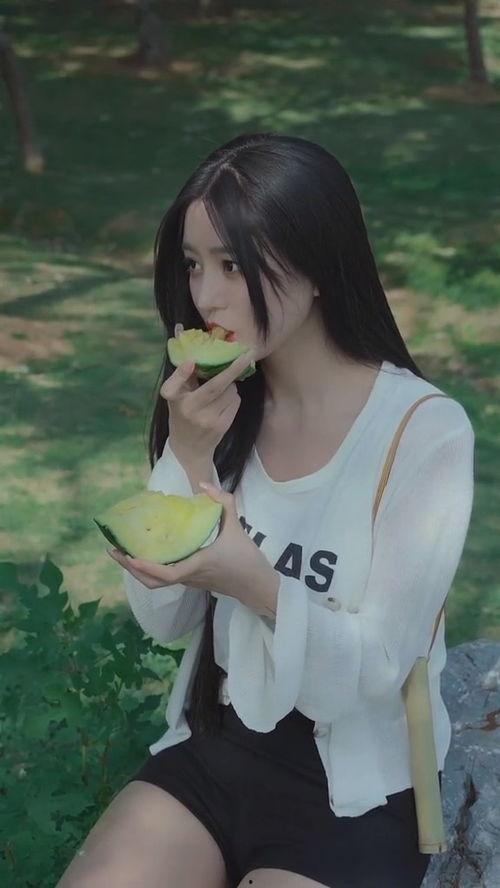 无敌美少女 吃瓜