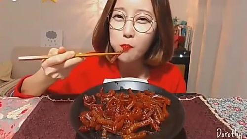 眼镜妹妹吃瓜